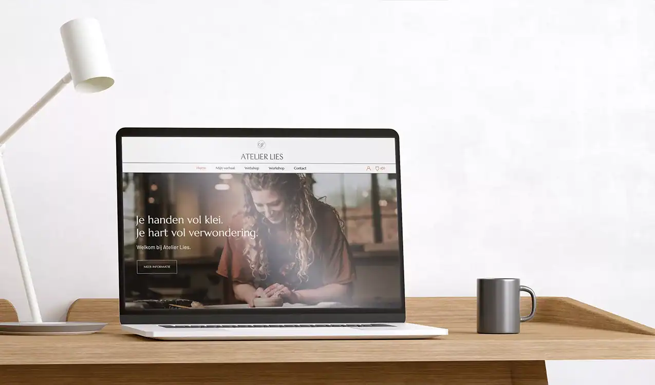 Lies kneedt met passie een pot in elkaar. Wij haar webdesign.