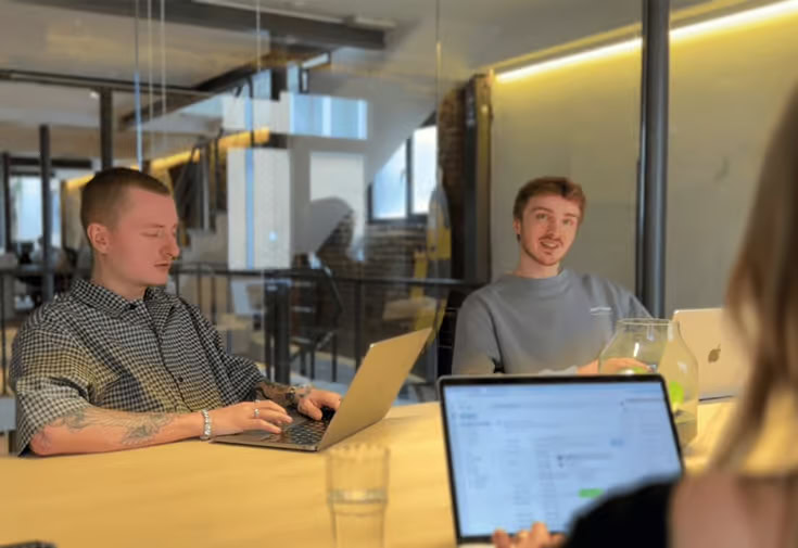 Strategische conceptontwikkeling van A tot Z Creatief team brainstormt over nieuwe ideeën en conceptontwikkeling
